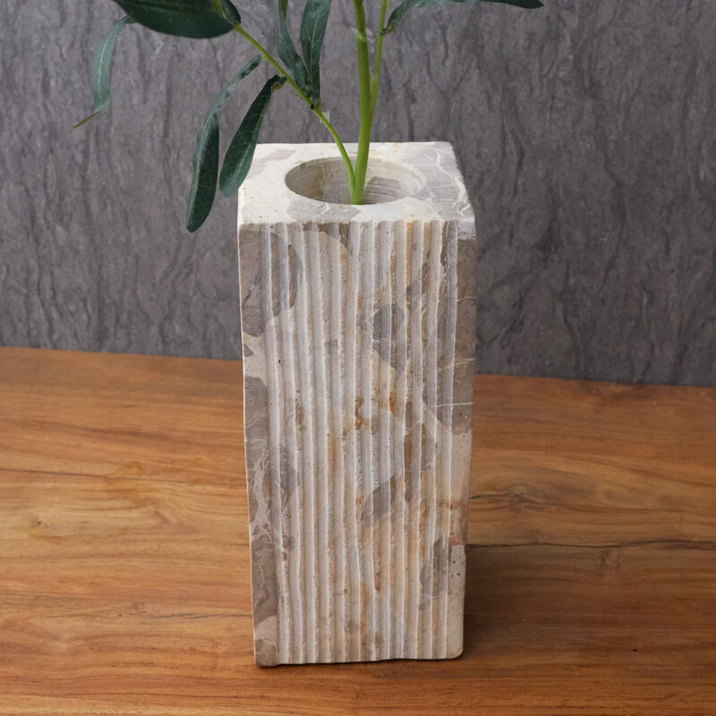 Vase strié en marbre Ataca