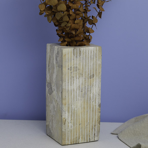 Vase strié en marbre Ataca