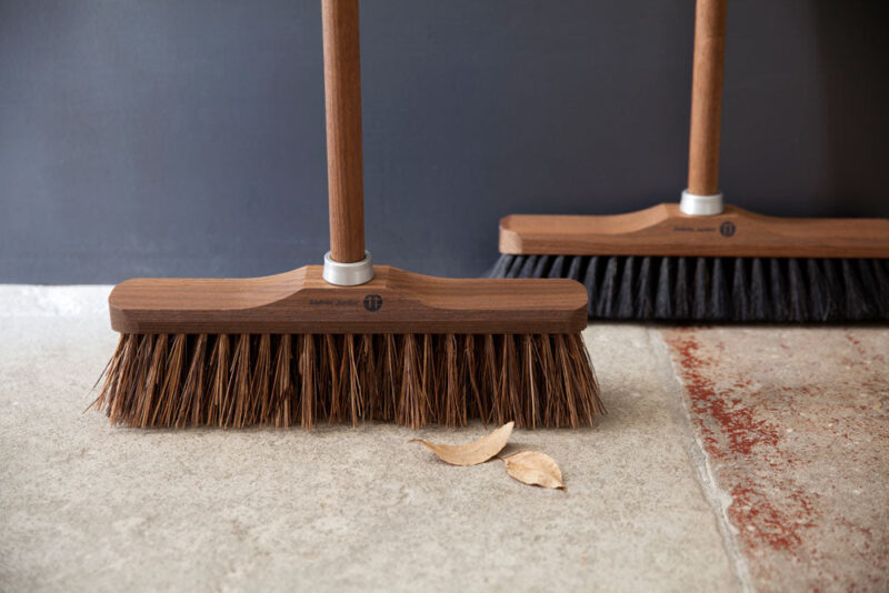 Andree Jardin "Heritage" 43cm Ash Wood Outdoor Broom Head with Black Fibers - Image 5