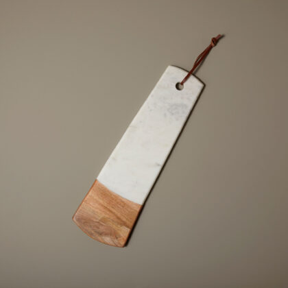 Longue planche rectangulaire en marbre blanc et bois