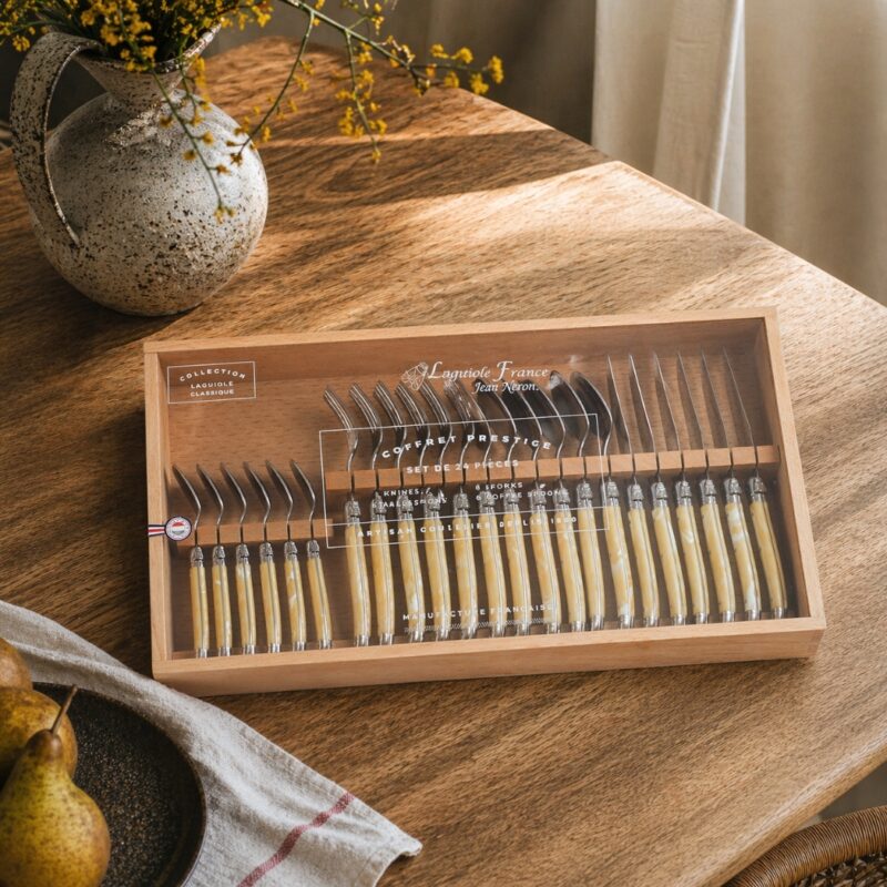 Service de couverts Laguiole 24 pièces, corne pâle dans un coffret en bois avec couvercle en acrylique