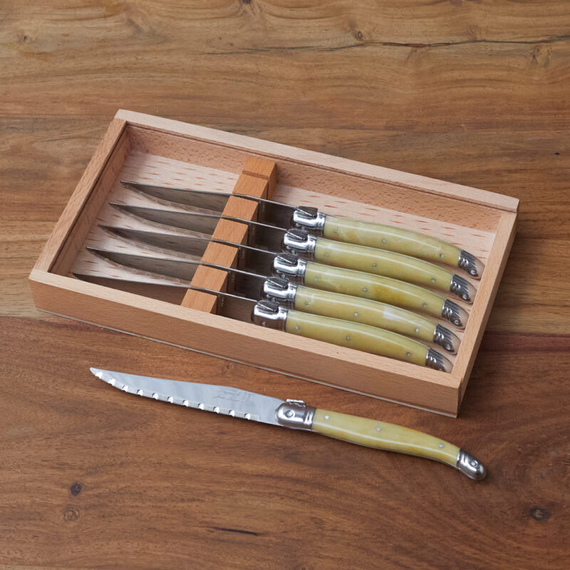 Set de 6 Couteaux à Steak Laguiole, Corne Claire dans Boîte en Bois avec Couvercle en Acrylique