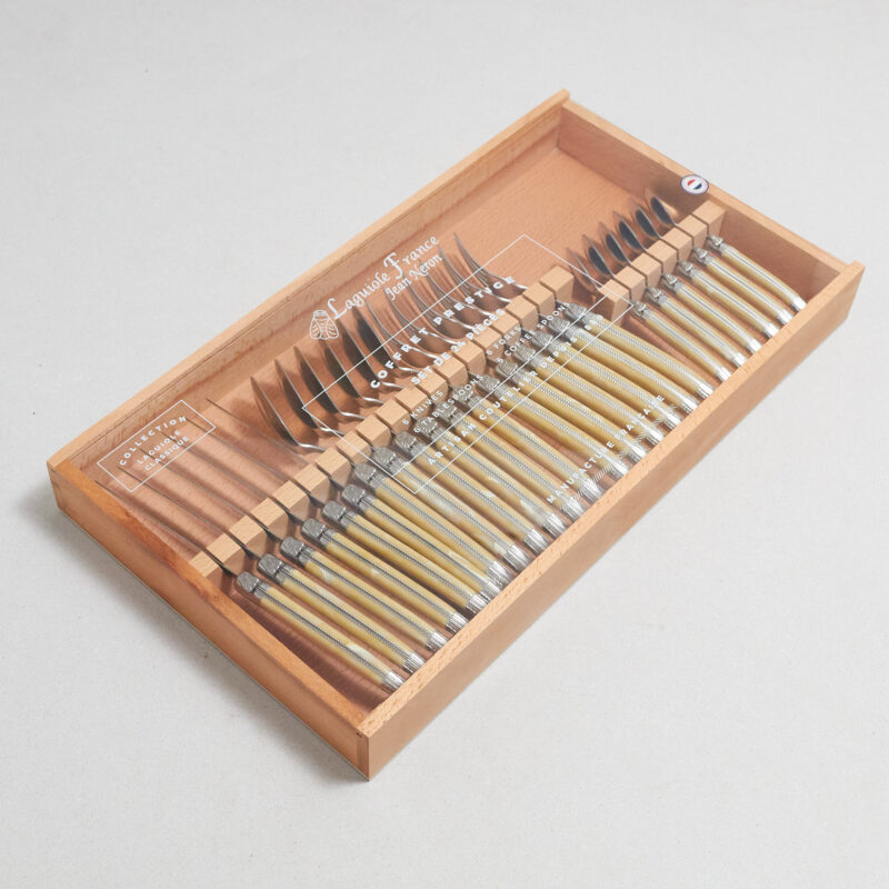 Service de Couverts Laguiole 24 Pièces, Platine Corne Pâle dans Coffret Bois avec Couvercle Acrylique