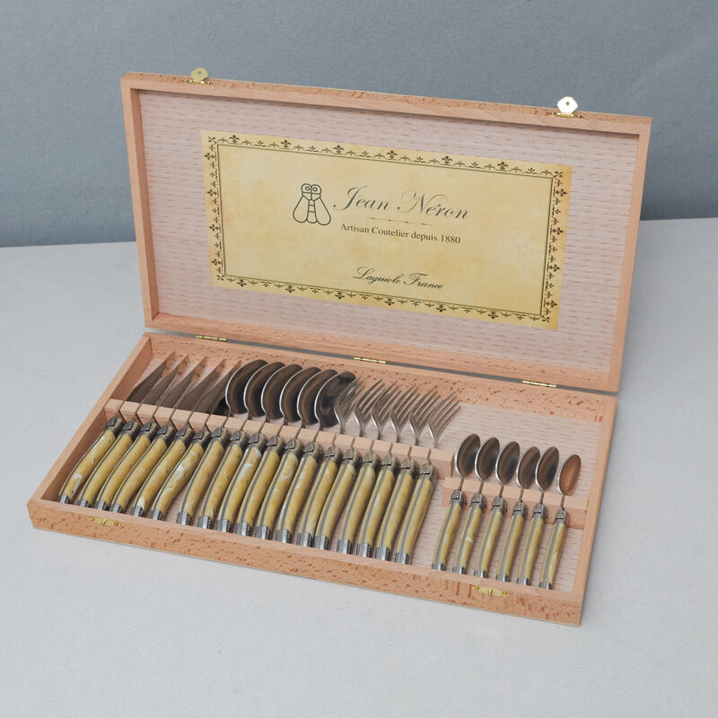 Service de Couverts Laguiole 24 Pièces, Platine Corne Pâle dans Coffret de Présentation en Bois
