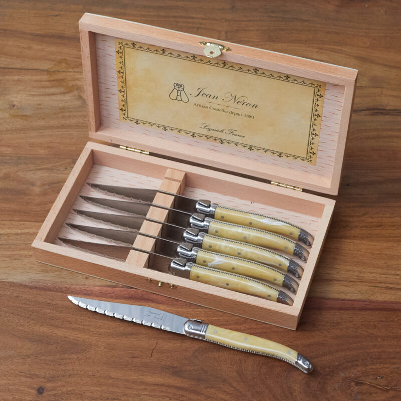 Set de 6 Couteaux à Steak Laguiole, Platine Corne Claire dans Boîte de Présentation en Bois
