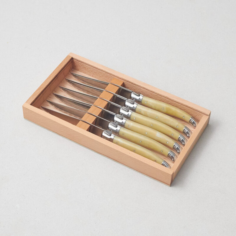 Set de 6 Couteaux à Steak Laguiole, Corne Claire dans Boîte en Bois avec Couvercle en Acrylique