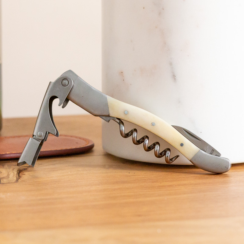 Tire-bouchon en os French Dry Goods dans une pochette en cuir