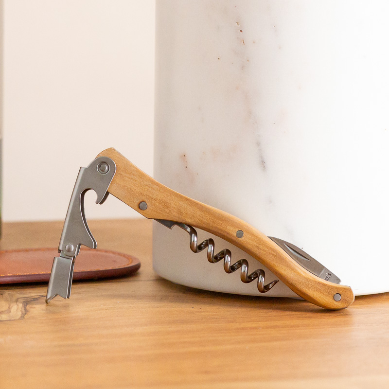 French Dry Goods Tire-bouchon en bois d'olivier dans une pochette en cuir